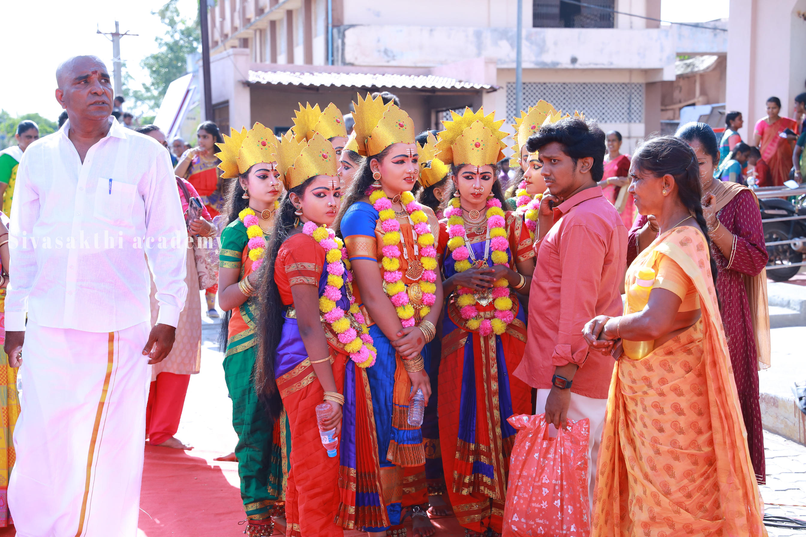 PERFORMED SIX VARIOUS ARTS, WHICH INCLUDE BHARATHANATYAM, CARNATIC VOCAL, VEENA, VIOLIN, FLUTE, AND MRIDANGAM, BY 1000 ARTISTS.