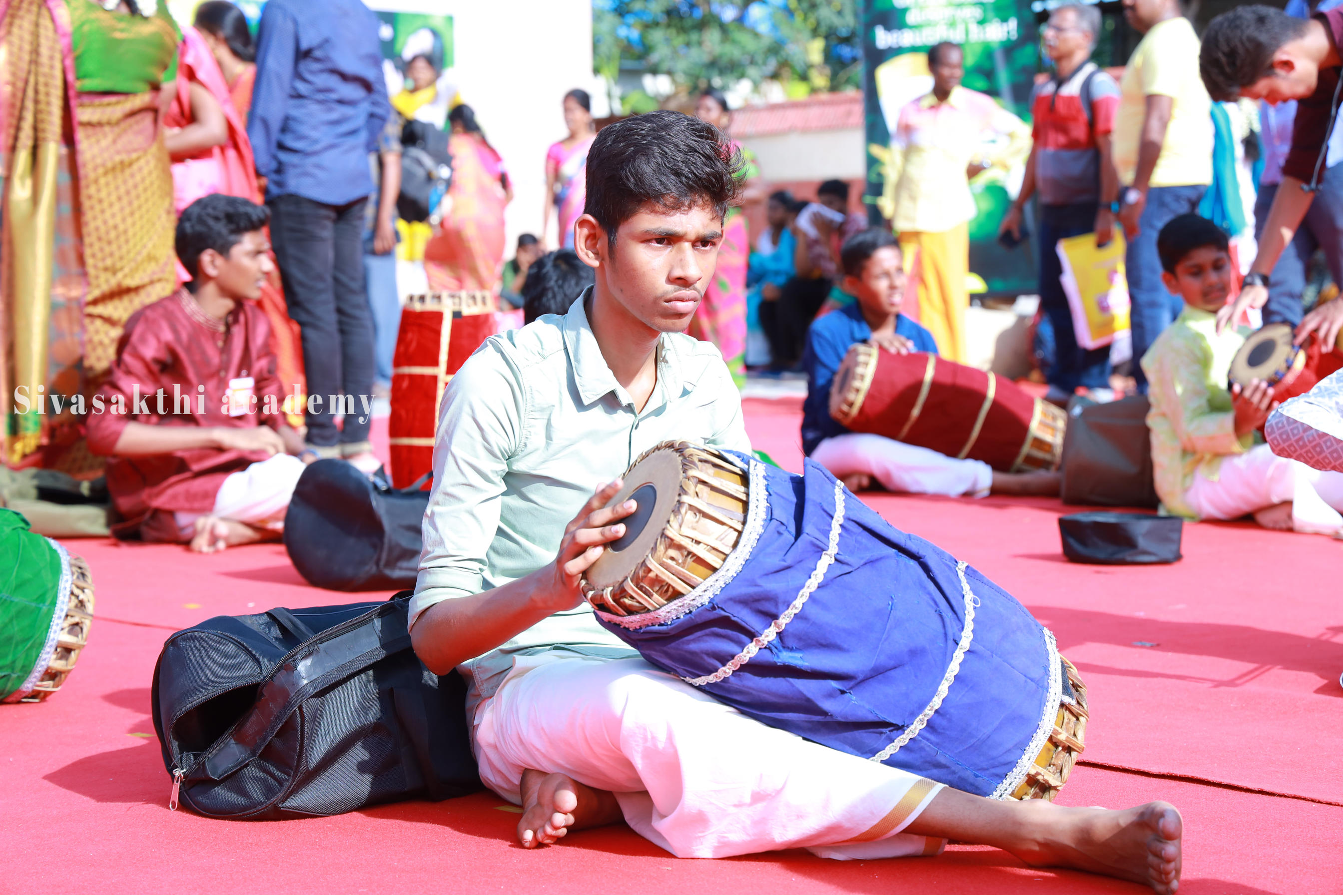 PERFORMED SIX VARIOUS ARTS, WHICH INCLUDE BHARATHANATYAM, CARNATIC VOCAL, VEENA, VIOLIN, FLUTE, AND MRIDANGAM, BY 1000 ARTISTS.