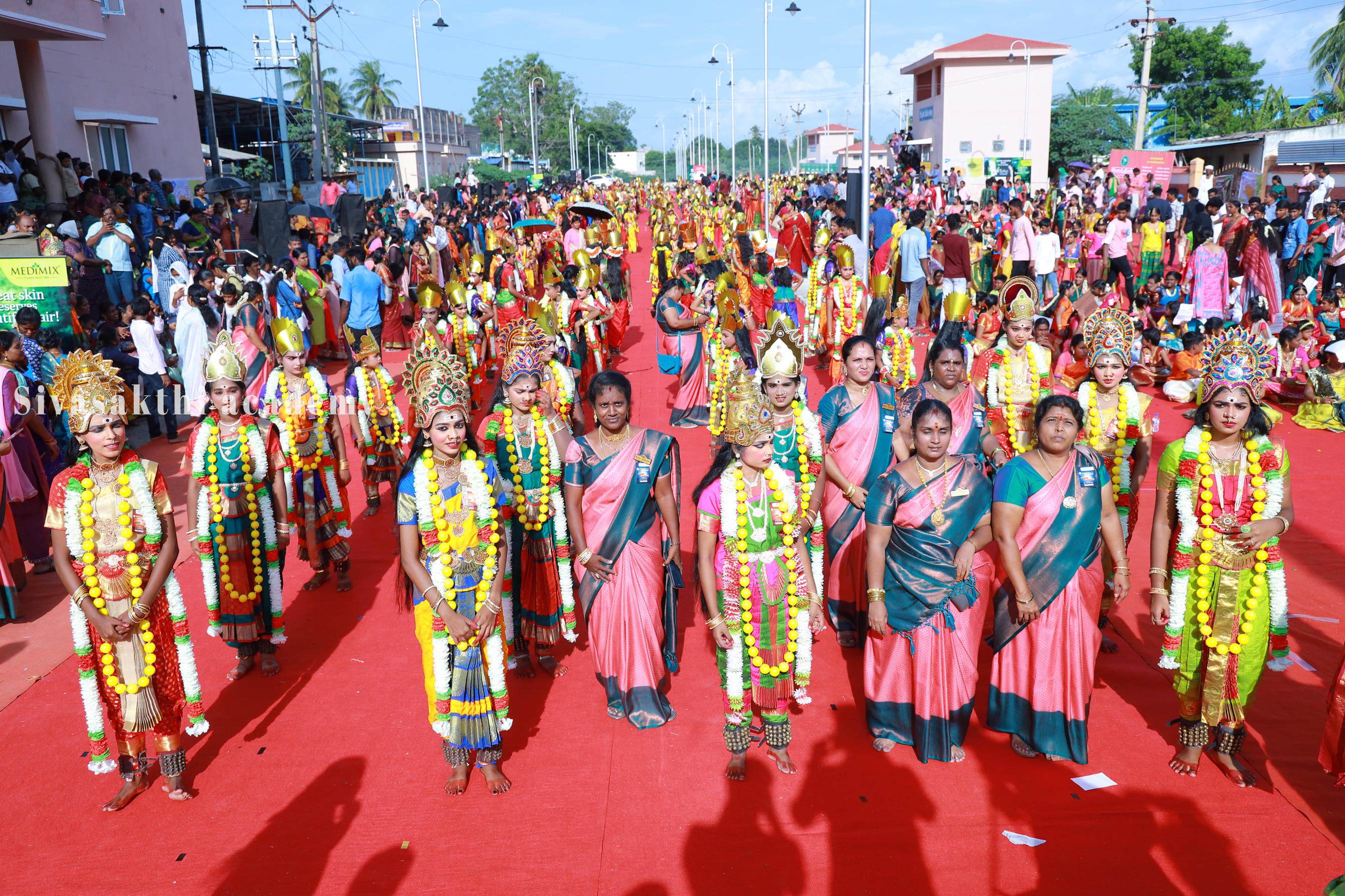 PERFORMED SIX VARIOUS ARTS, WHICH INCLUDE BHARATHANATYAM, CARNATIC VOCAL, VEENA, VIOLIN, FLUTE, AND MRIDANGAM, BY 1000 ARTISTS.