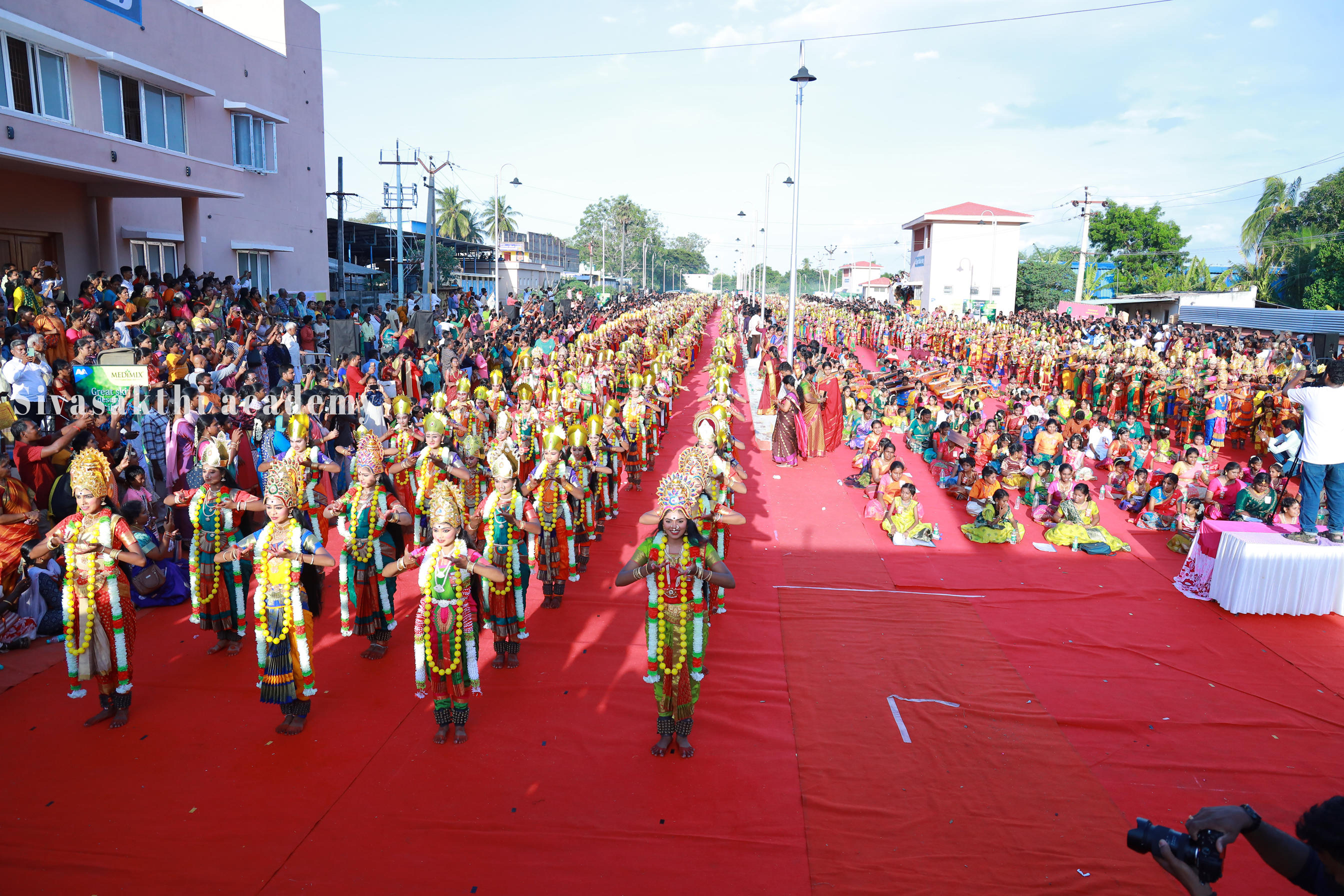 PERFORMED SIX VARIOUS ARTS, WHICH INCLUDE BHARATHANATYAM, CARNATIC VOCAL, VEENA, VIOLIN, FLUTE, AND MRIDANGAM, BY 1000 ARTISTS.