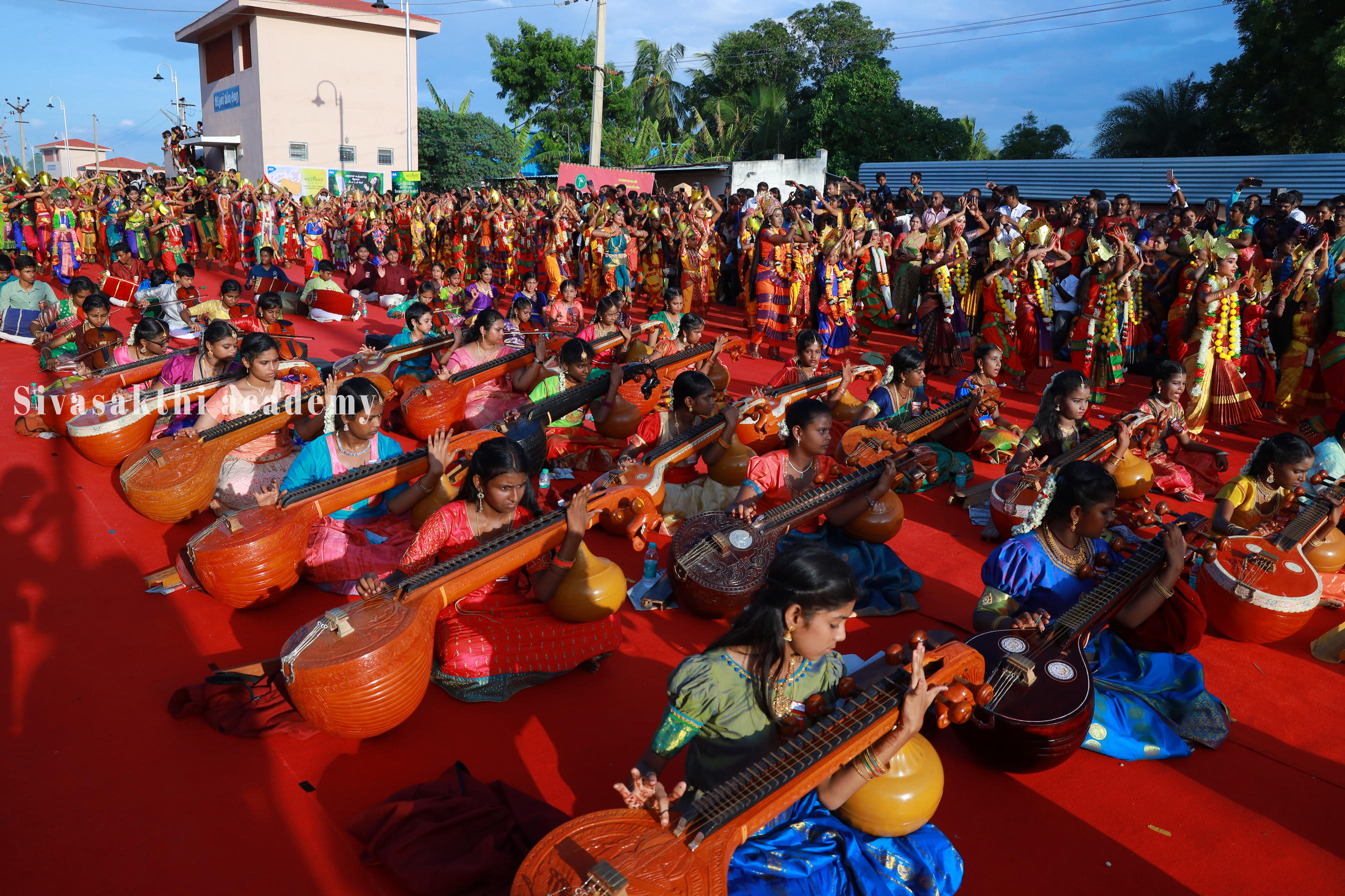 PERFORMED SIX VARIOUS ARTS, WHICH INCLUDE BHARATHANATYAM, CARNATIC VOCAL, VEENA, VIOLIN, FLUTE, AND MRIDANGAM, BY 1000 ARTISTS.