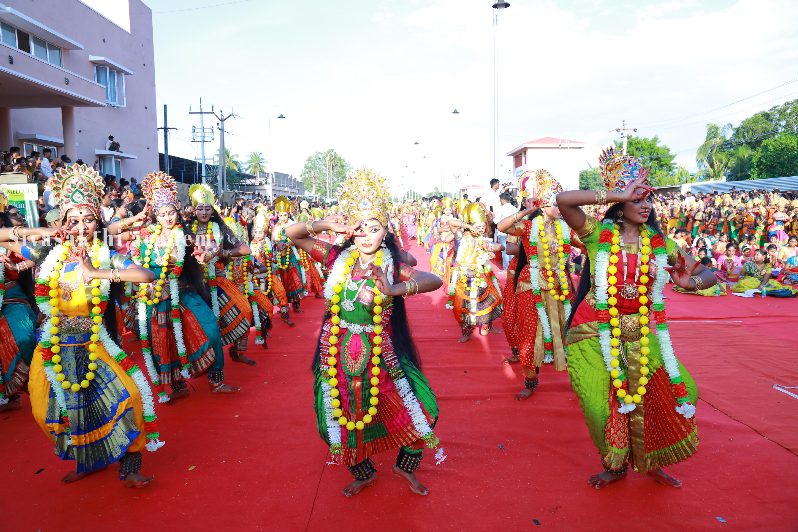 PERFORMED SIX VARIOUS ARTS, WHICH INCLUDE BHARATHANATYAM, CARNATIC VOCAL, VEENA, VIOLIN, FLUTE, AND MRIDANGAM, BY 1000 ARTISTS.